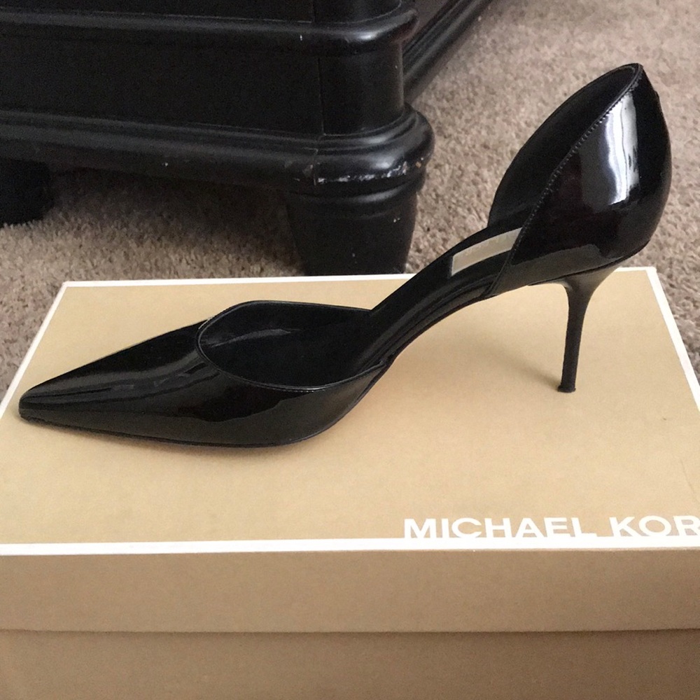 Michael Kors Black patten leather pumps